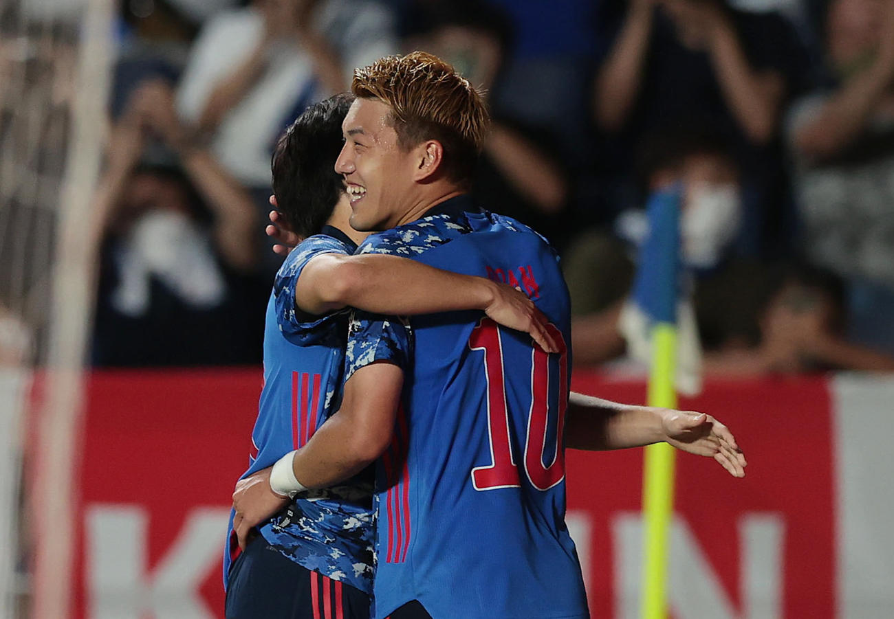 U－24日本対U－24ホンジュラス　後半、ゴールを決めアシストした相馬（左）と抱き合って喜ぶ堂安（撮影・前田充）