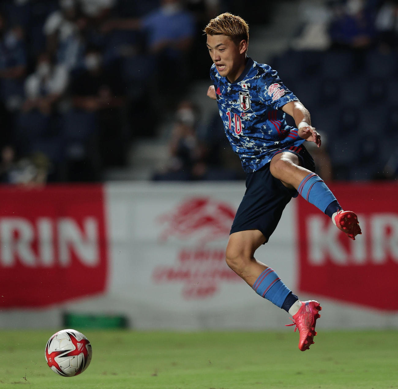 U－24日本対U－24ホンジュラス　後半、胸トラップでボールを落とす堂安（撮影・前田充）