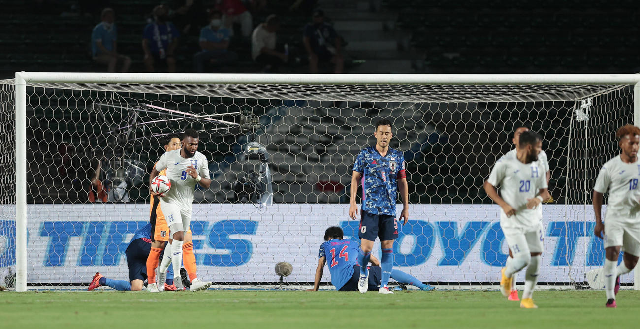 U－24日本対U－24ホンジュラス　後半、オウンゴールで失点した日本代表。中央は厳しい表情の吉田（撮影・前田充）