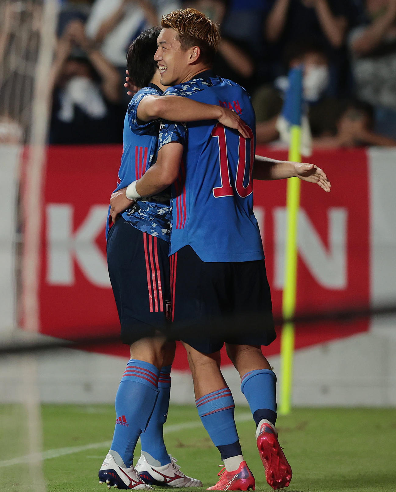 U－24日本対U－24ホンジュラス　後半、ゴールを決めアシストした相馬（左）と抱き合って喜ぶ堂安（撮影・前田充）