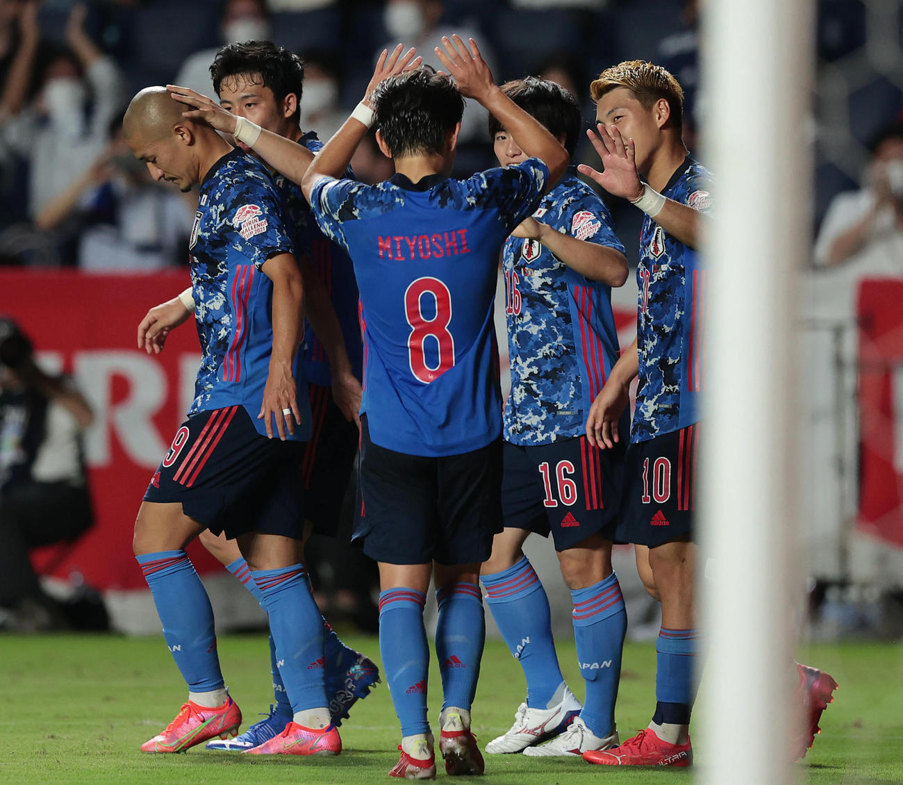U－24日本対U－24ホンジュラス　後半、ゴールを決め三好（中央）らの祝福を受ける堂安（右端）（撮影・前田充）
