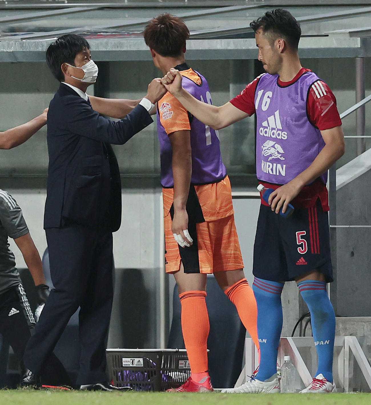 ホンジュラスに勝利し、吉田（右）とグータッチを交わす森保監督（撮影・前田充）