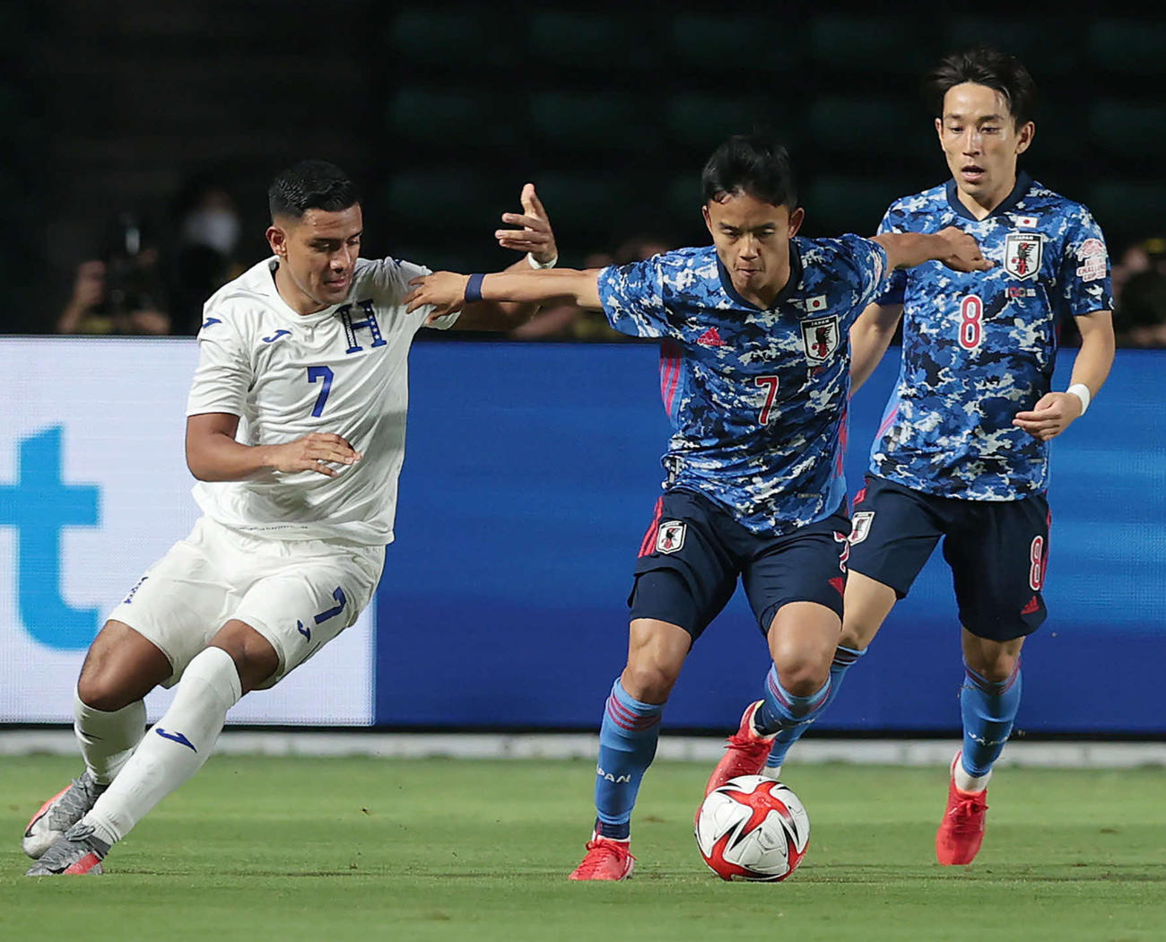 U－24日本対U－24ホンジュラス　前半、ドリブルする久保（中央）。右は三好、左はレジェス