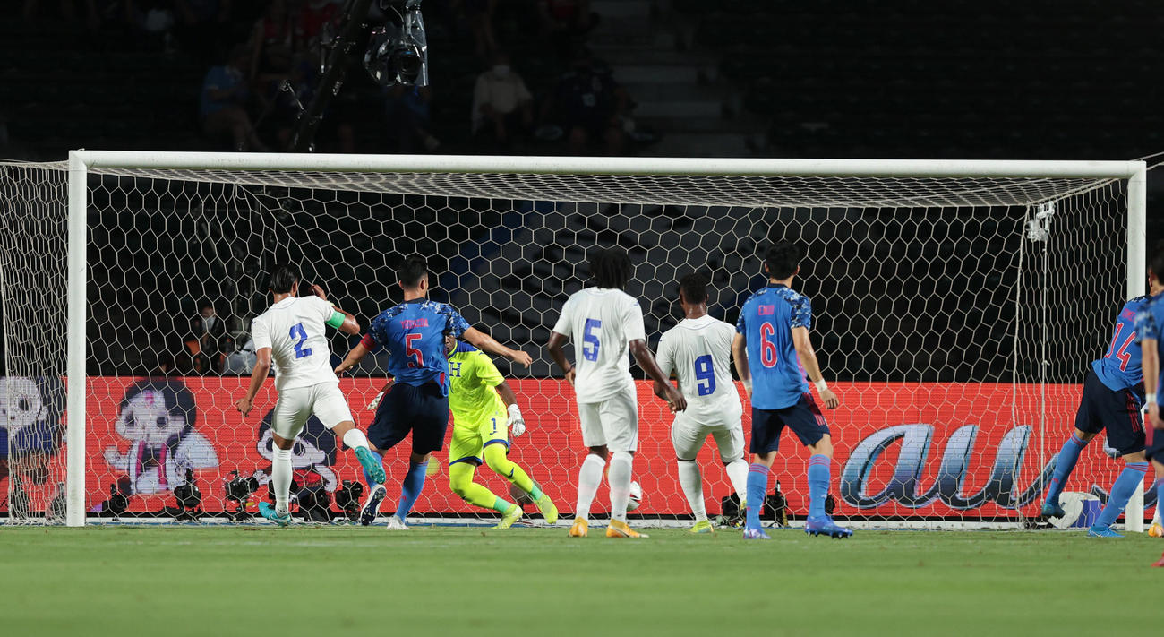 U－24日本対U－24ホンジュラス　前半、先制ゴールを決める吉田（左から2人目）（撮影・前田充）