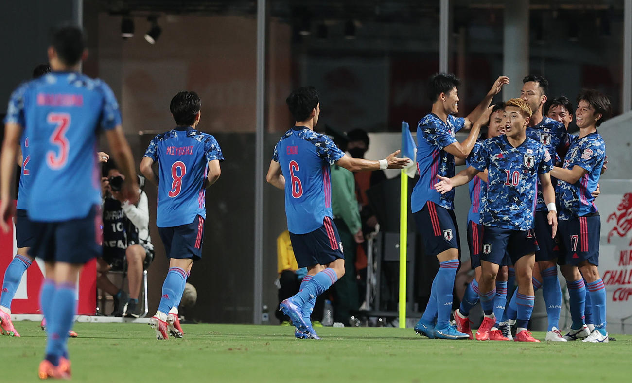 U－24日本対U－24ホンジュラス　前半、吉田（右から3人目）が先制ゴールを決め歓喜するU－24日本代表（撮影・前田充）