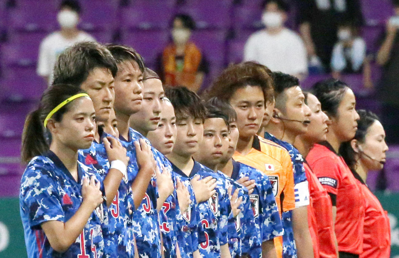 日本対オーストラリア　君が代を聞くなでしこジャパン（撮影・上山淳一）