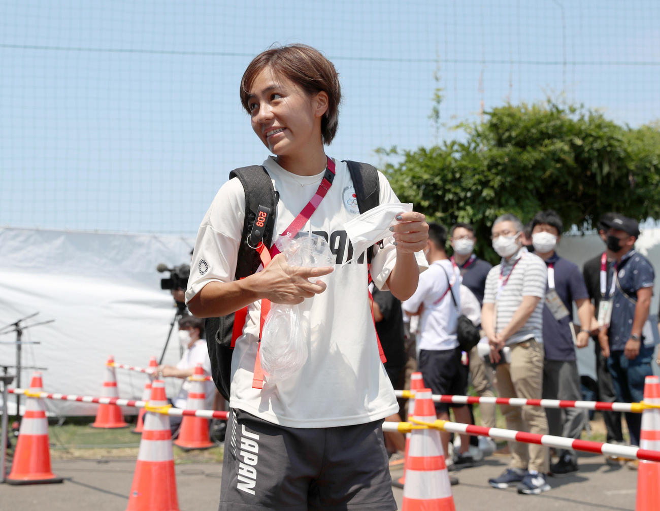 囲み取材を終え笑顔で引き揚げる岩渕（撮影・佐藤翔太）
