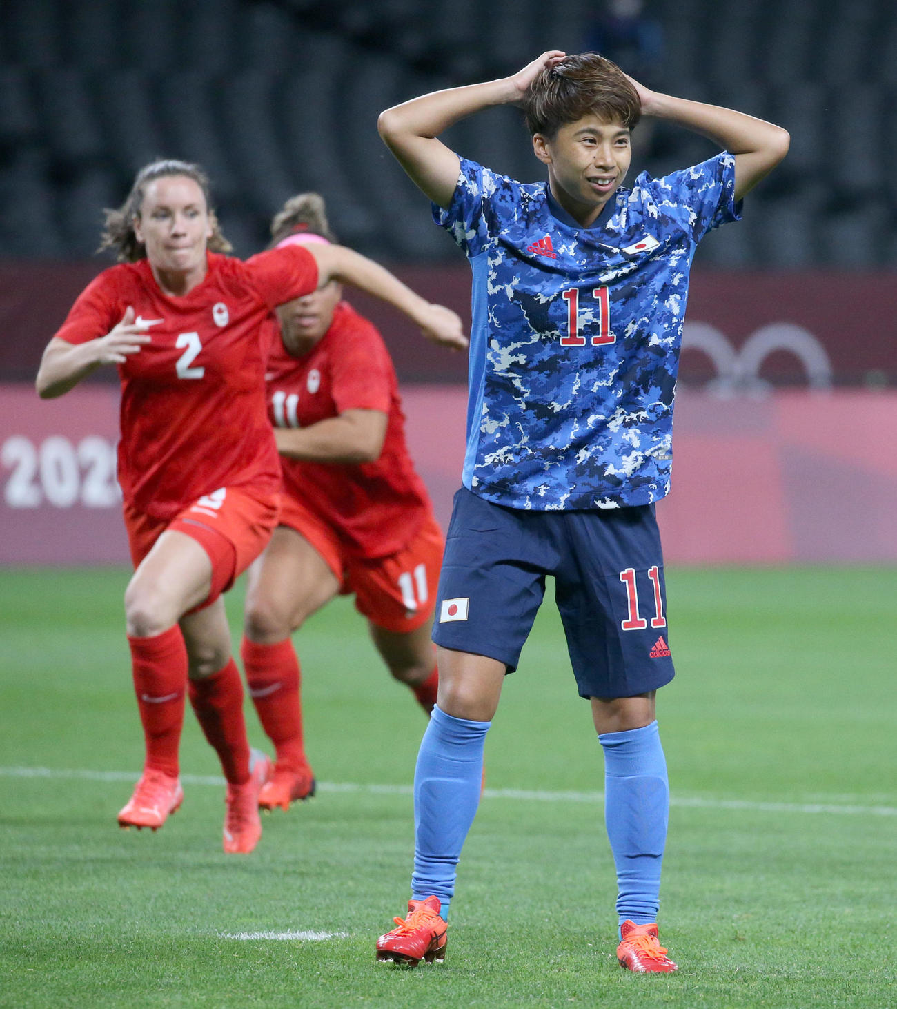 日本対カナダ　PKを外し頭を抱える田中（撮影・佐藤翔太）