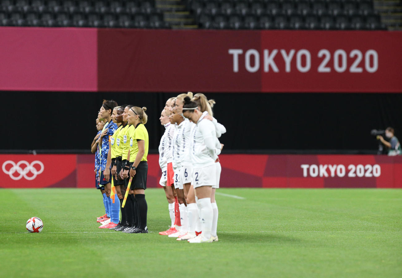 日本対英国　試合前、君が代斉唱するなでしこジャパン（撮影・佐藤翔太）