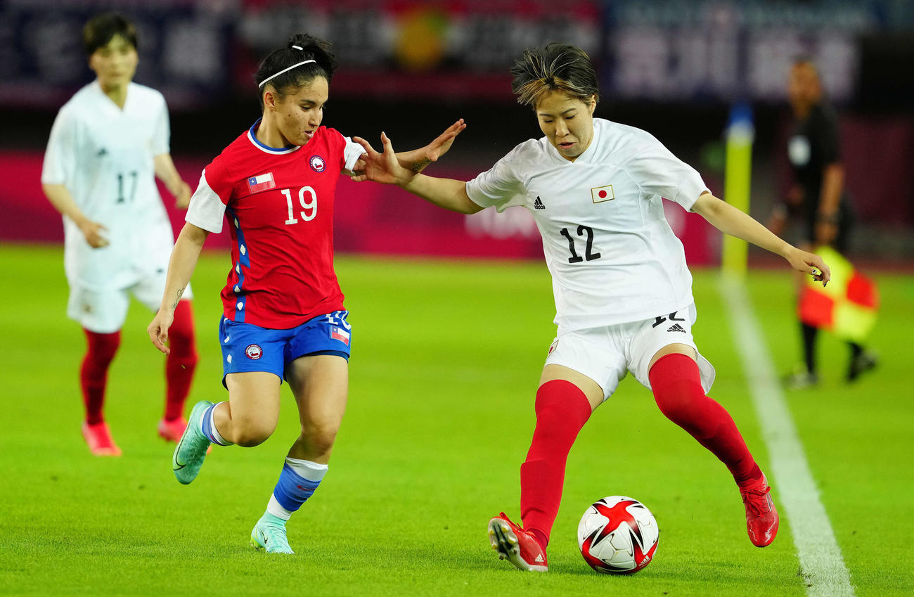 日本対チリ　後半、ドリブルで仕掛ける遠藤（撮影・江口和貴）