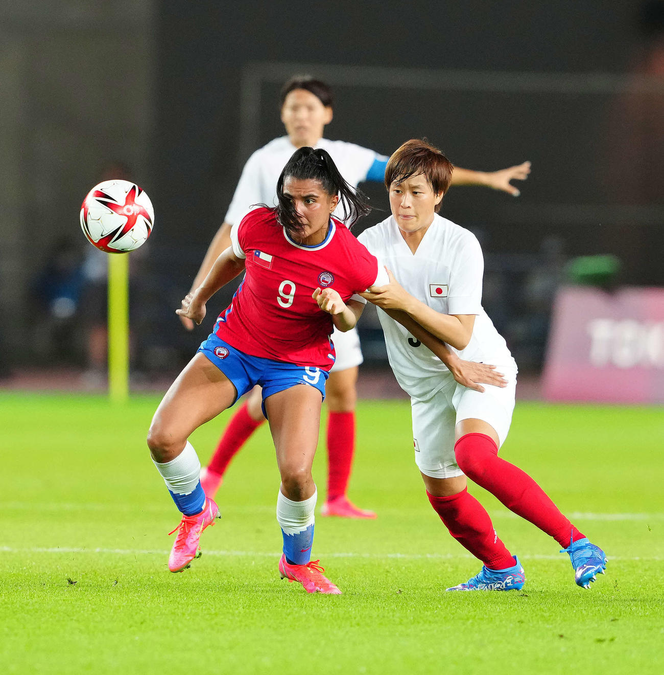 日本対チリ　後半、ボールを奪いにかかる宝田（撮影・江口和貴）