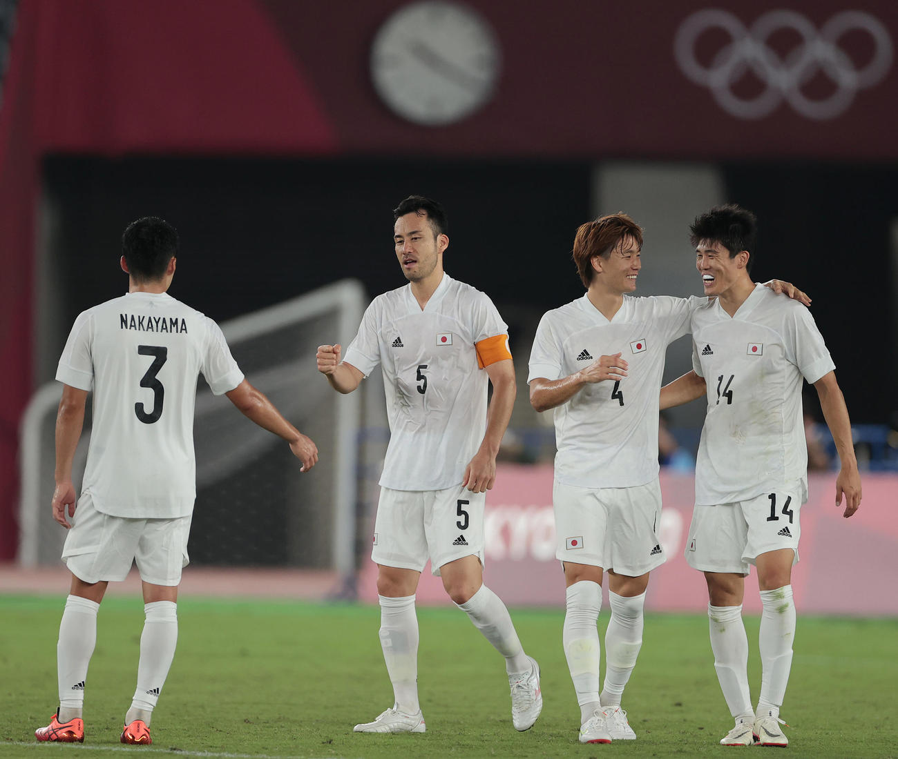日本対フランス　フランスに勝利し喜び合う、左から中山、吉田、板倉、冨安（撮影・前田充）