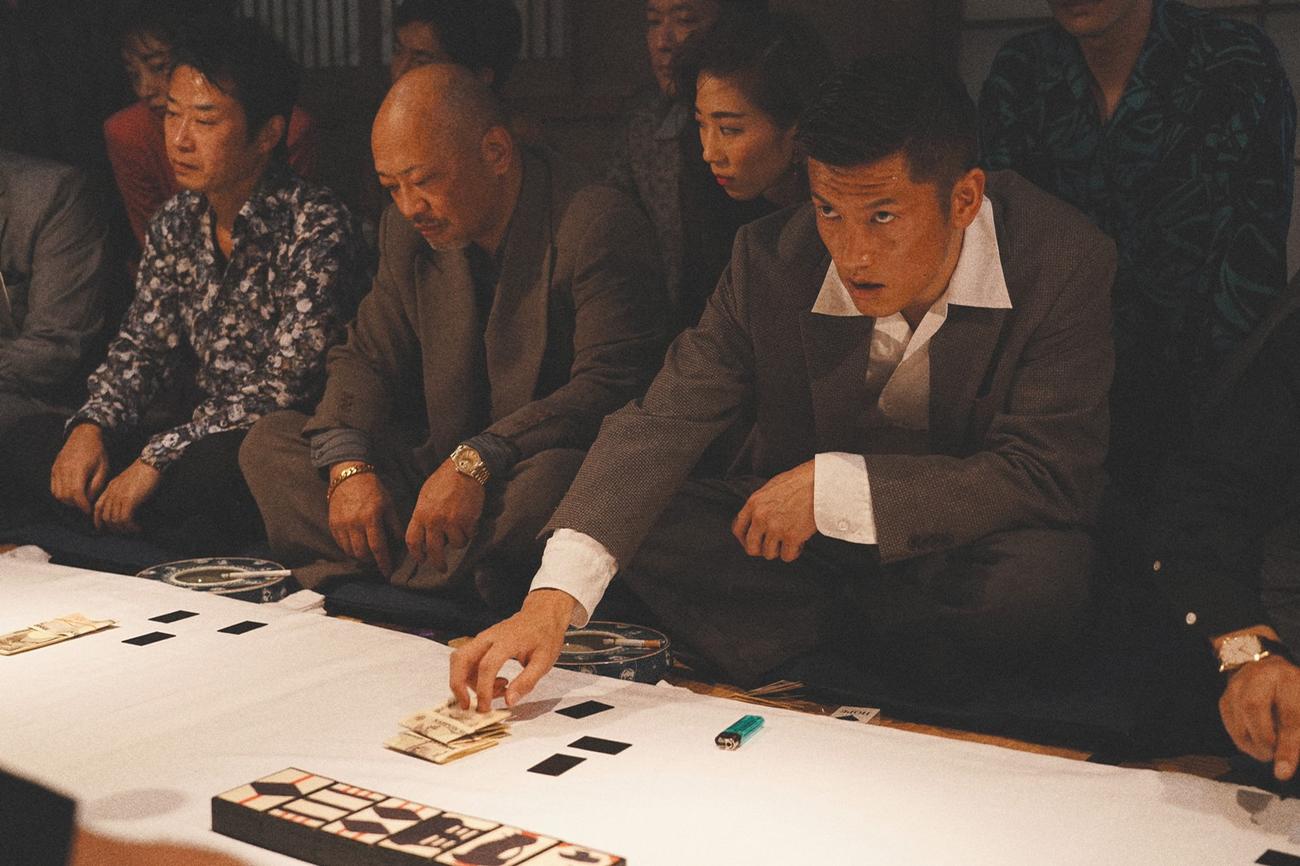 播戸竜二氏（右）が映画に初出演した場面（C）2021「孤狼の血LEVEL2」製作委員会