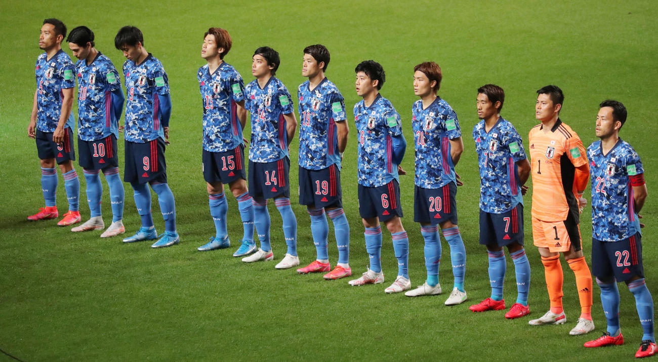 5月、W杯カタール大会アジア2次予選のミャンマー戦の試合前、君が代を斉唱する日本代表の選手たち