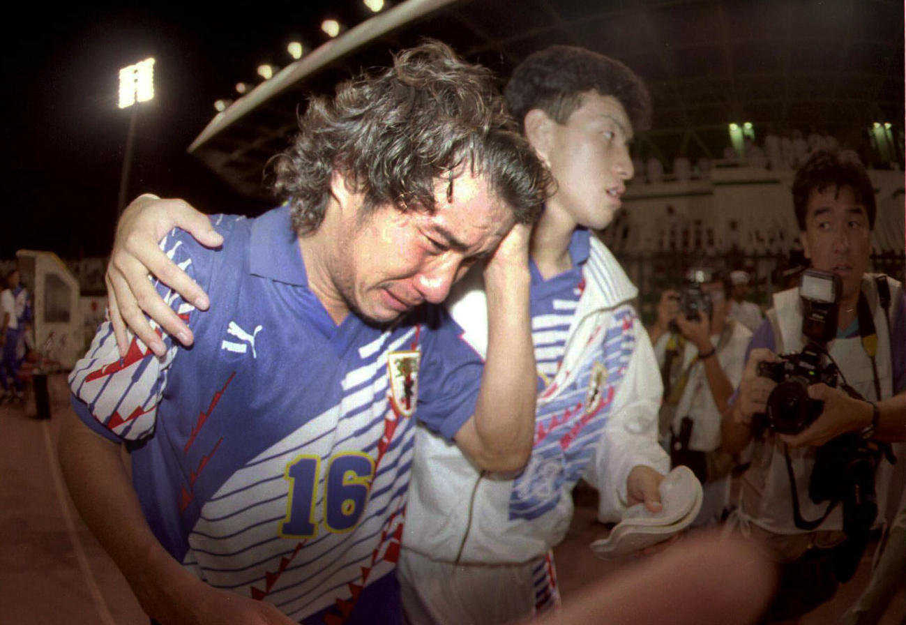 イラクと引き分けて、W杯出場を逃し、試合終了後に涙を見せる中山雅史（1993年10月28日撮影）