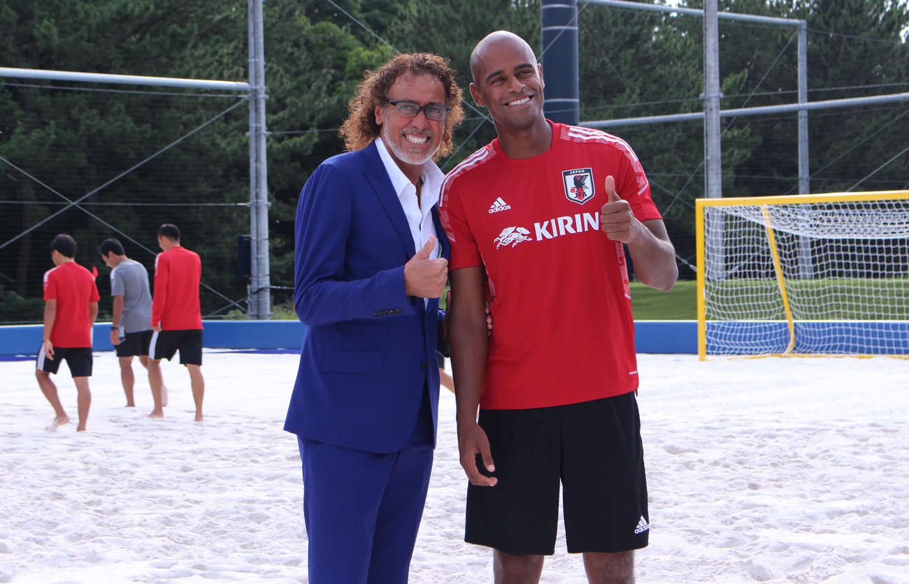 ビーチサッカー前日本代表監督のラモス瑠偉氏（左）と、現日本代表監督兼選手の茂怜羅オズ（2021年7月7日撮影）