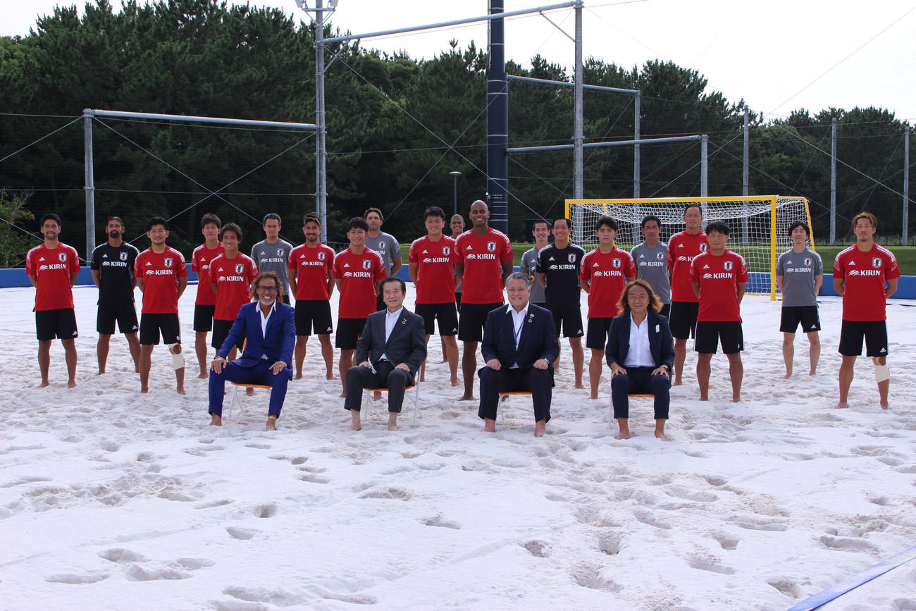ビーチサッカー日本代表。前列左はラモス瑠偉氏（2021年7月7日撮影）