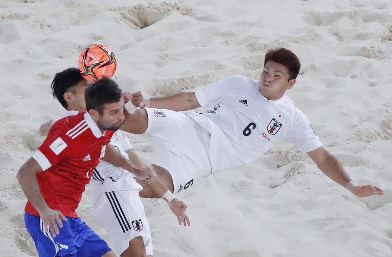 ビーチサッカー　ワールドカップ　日本－ロシア　決勝　日本の赤熊卓弥（ロイター）
