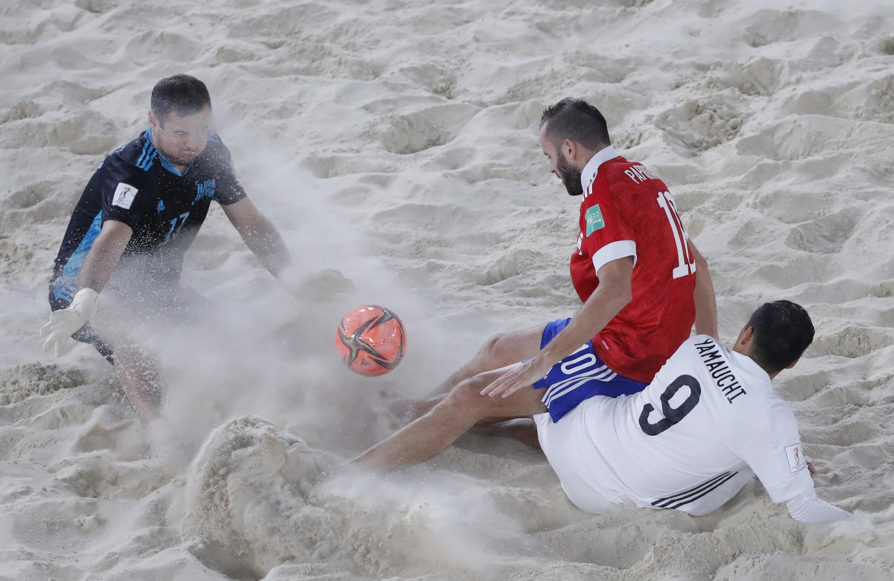 ビーチサッカー　ワールドカップ　日本－ロシア　決勝　日本の山内悠誠（ロイター）