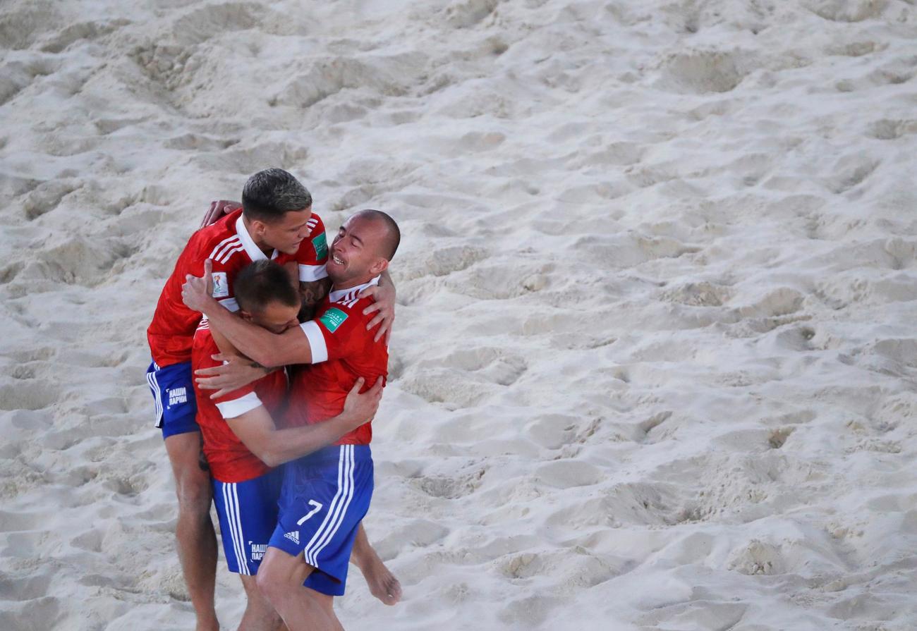 ビーチサッカー　ワールドカップ　日本－ロシア　決勝　ロシア代表（ロイター）