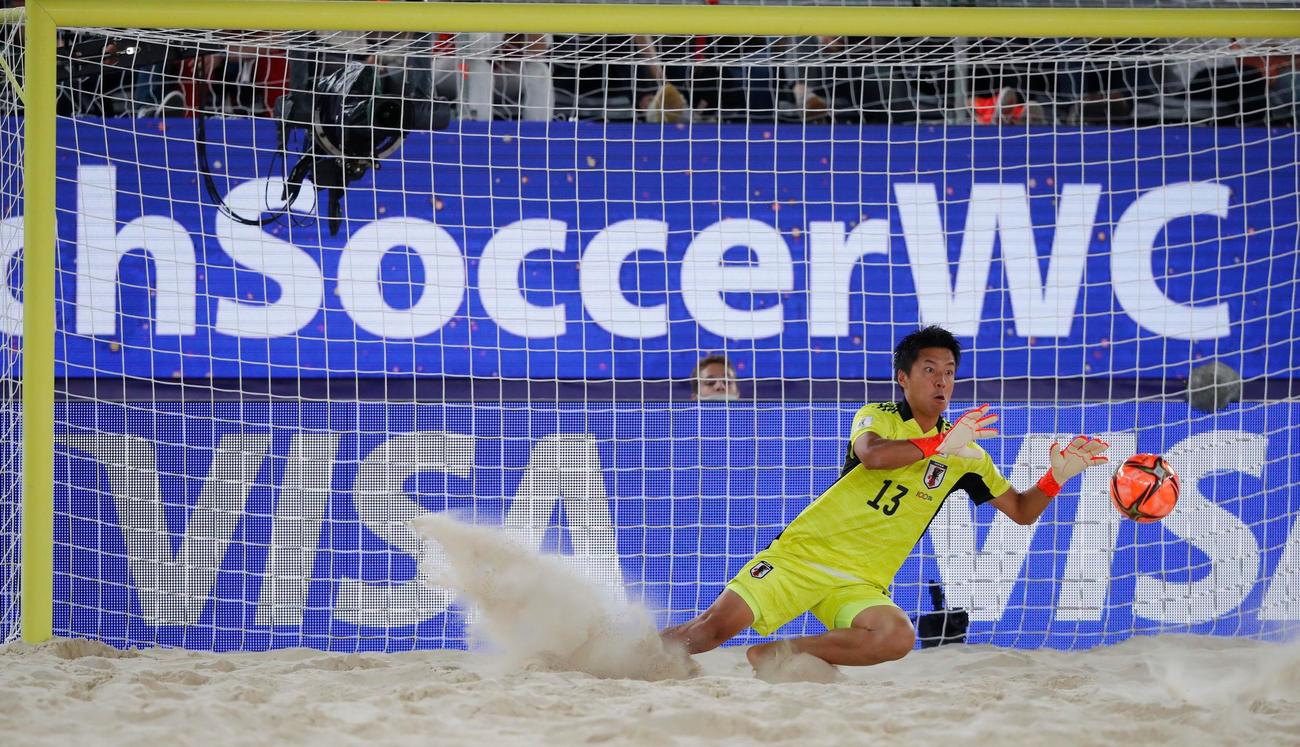 ビーチサッカー　ワールドカップ　日本－ロシア　決勝でプレーする日本のGK城田優（ロイター）