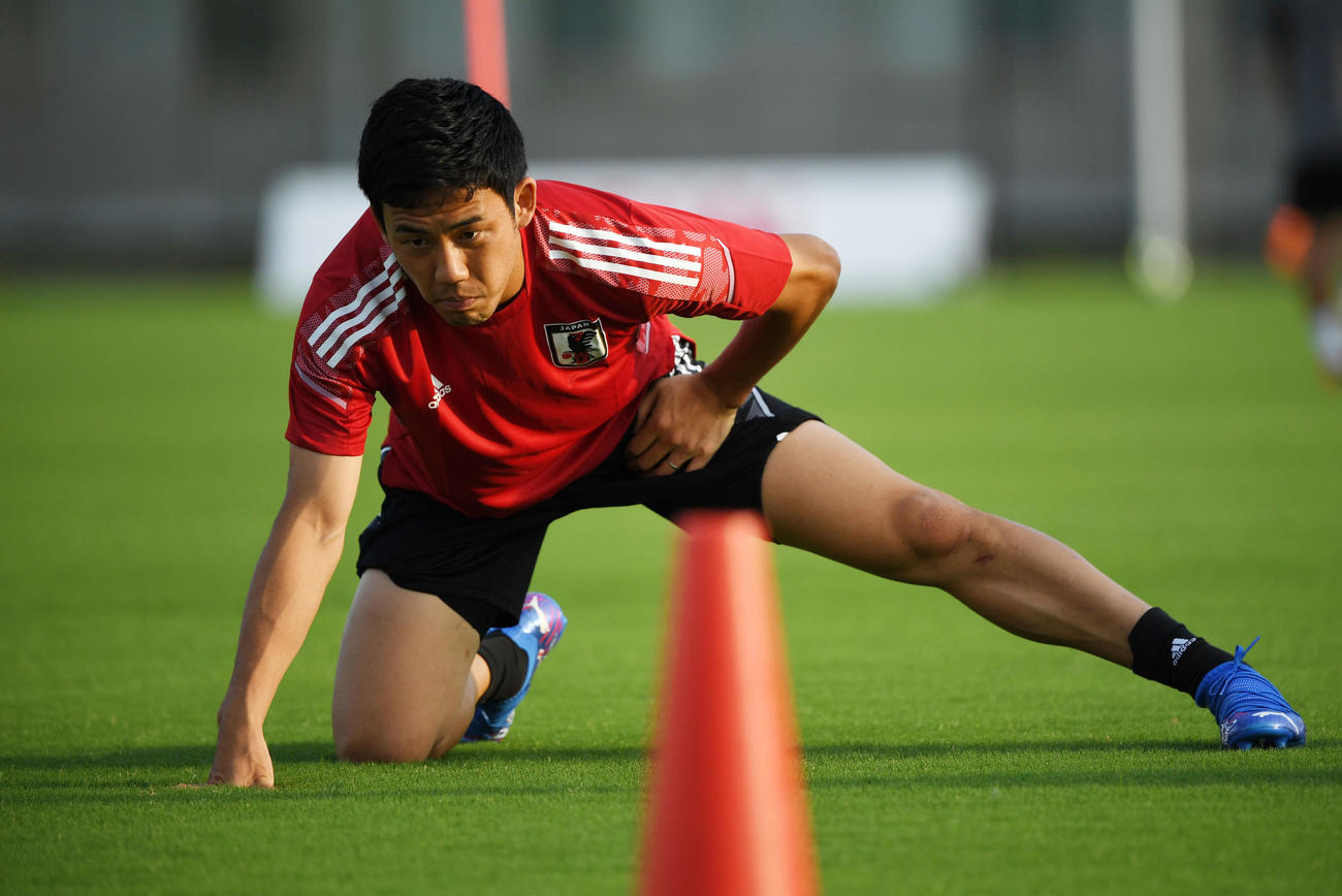 ストレッチをする遠藤（撮影・横山健太）