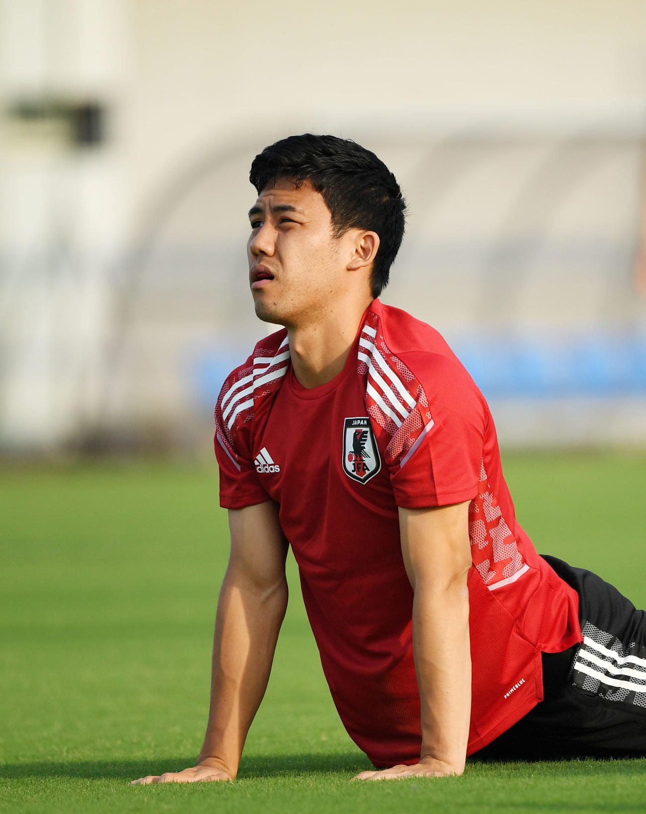 ストレッチをする遠藤（撮影・横山健太）