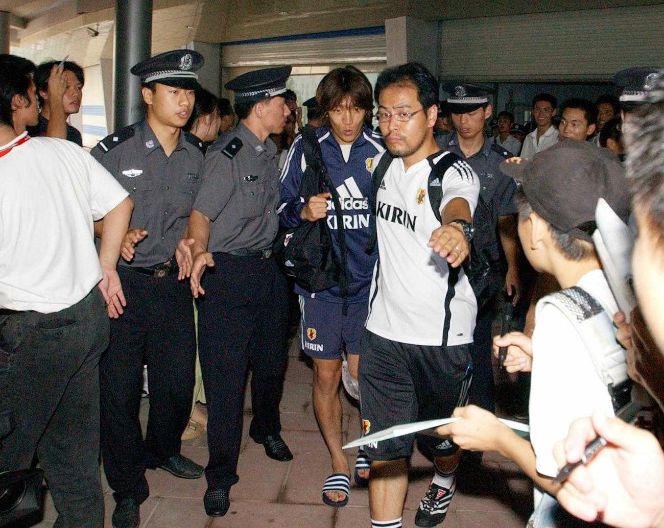 日本代表の練習後、警察官とスタッフに守られながらスタジアムを後にする中村俊輔（2004年8月2日撮影）