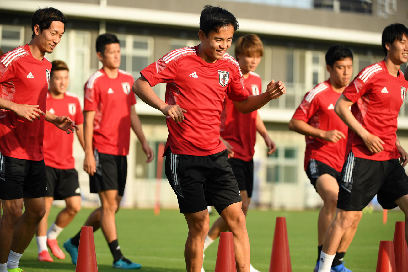 笑顔でトレーニングをする久保（撮影・横山健太）