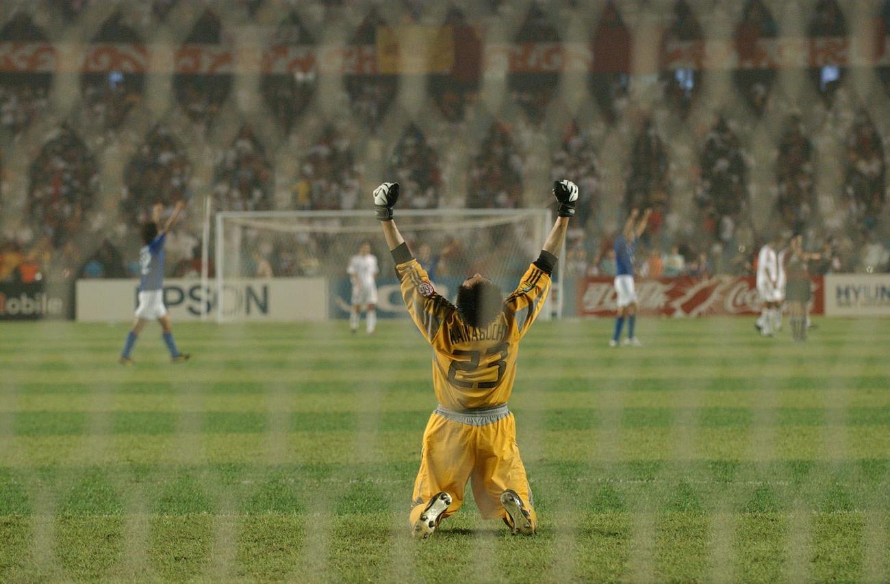 日本対中国　2大会連続3度目のアジア杯優勝を決めた瞬間、日本のゴールを守り抜いた川口は、両手を天に突き上げ喜びをかみしめた（2004年8月7日撮影）