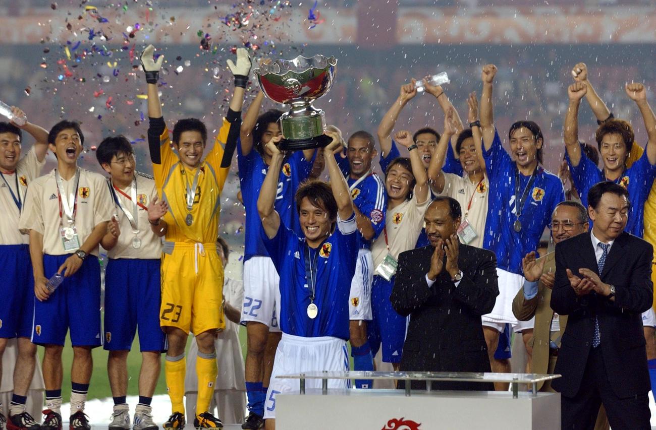 日本対中国　2大会連続3度目のアジア杯制覇を果たし、優勝カップを掲げ喜ぶ宮本恒靖（中央）と日本代表選手たち（2004年8月7日撮影）