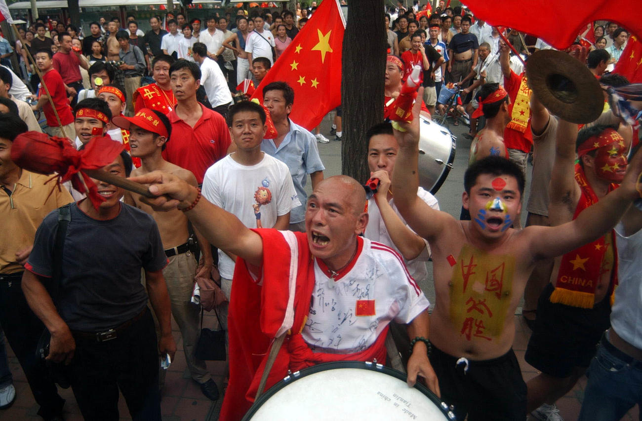 日本対中国の決勝戦を前にスタジアム前は中国人のサポーターでごったがえす（2004年8月7日撮影)
