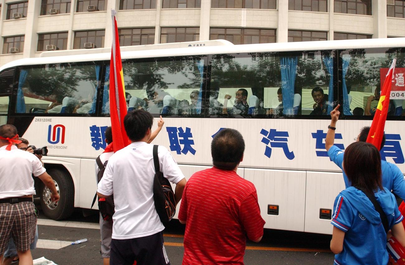 決勝戦前、日本チームの乗ったバスに中指を突き立てる中国人の姿も（2004年8月7日撮影）