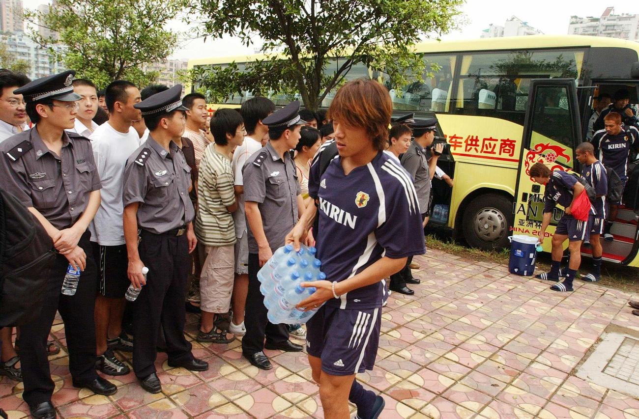 中国・重慶での日本代表練習で、中国警察のガードを受けながら練習場に入る中村俊輔（2004年7月16日撮影）