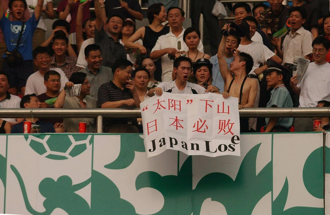 日本対イラン戦のハーフタイムに「日本必敗」のメッセージを出す中国のサポーター