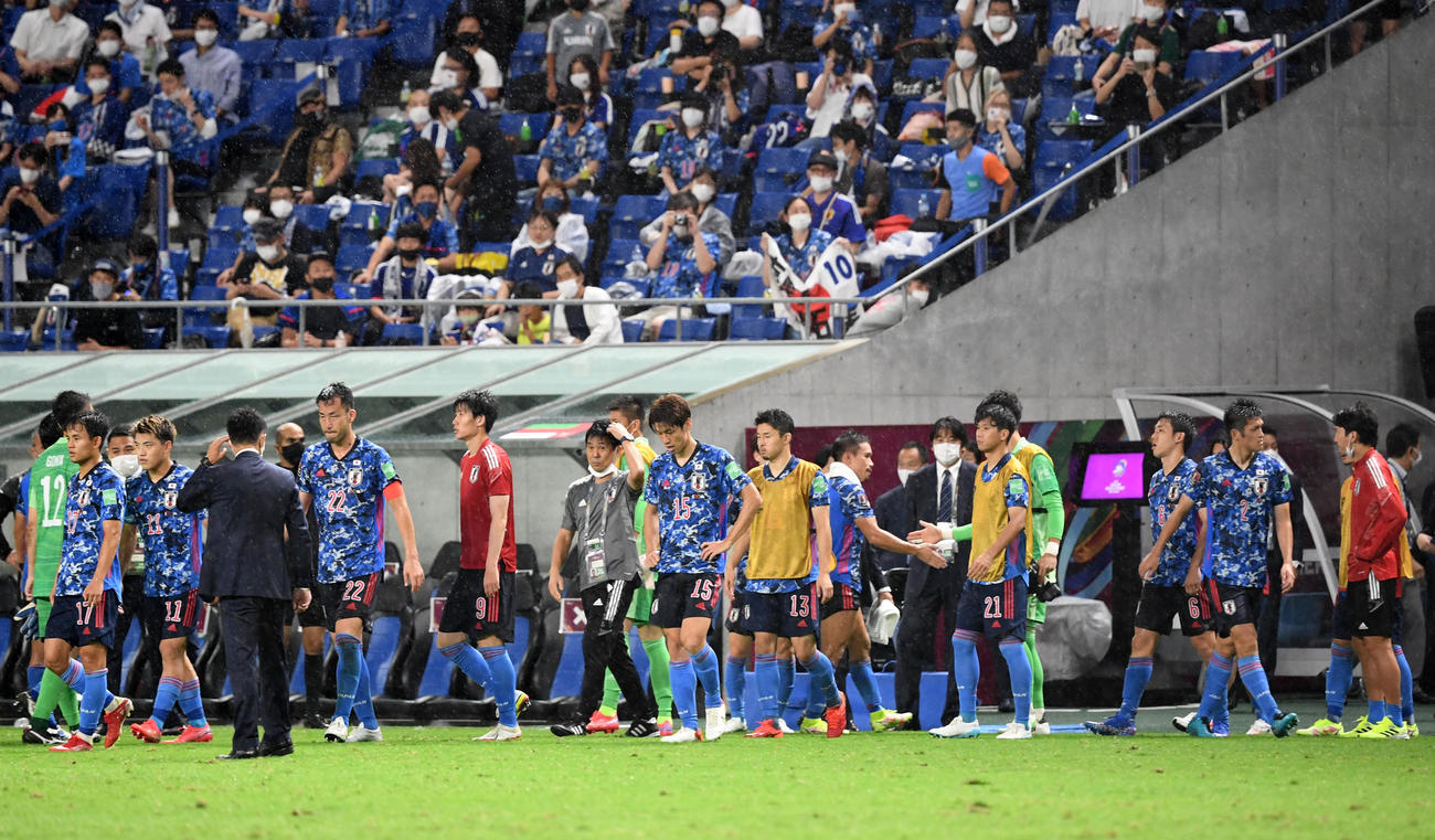 日本対オマーン　オマーンに敗れ肩を落とす日本代表イレブン（撮影・横山健太）