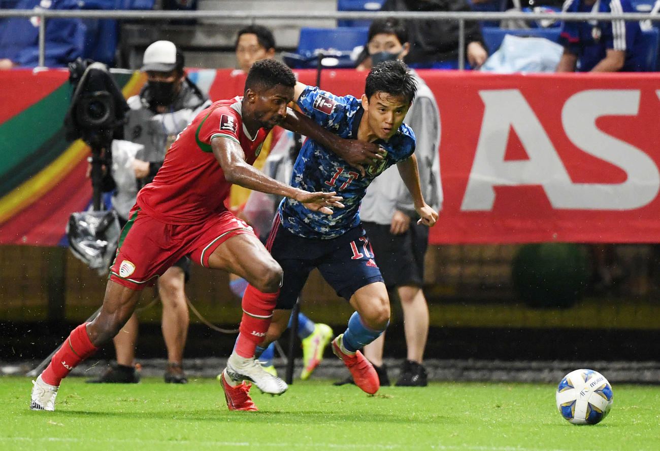 日本対オマーン　後半、ドリブルする久保（撮影・横山健太）