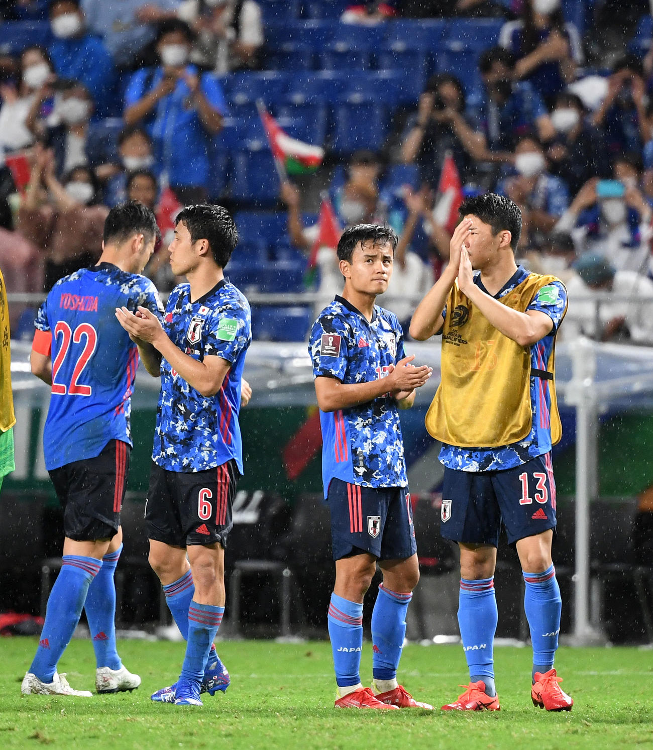 日本対オマーン　オマーンに敗れ、悔しげにスコアを見つめる久保（右から2人目）（撮影・横山健太）