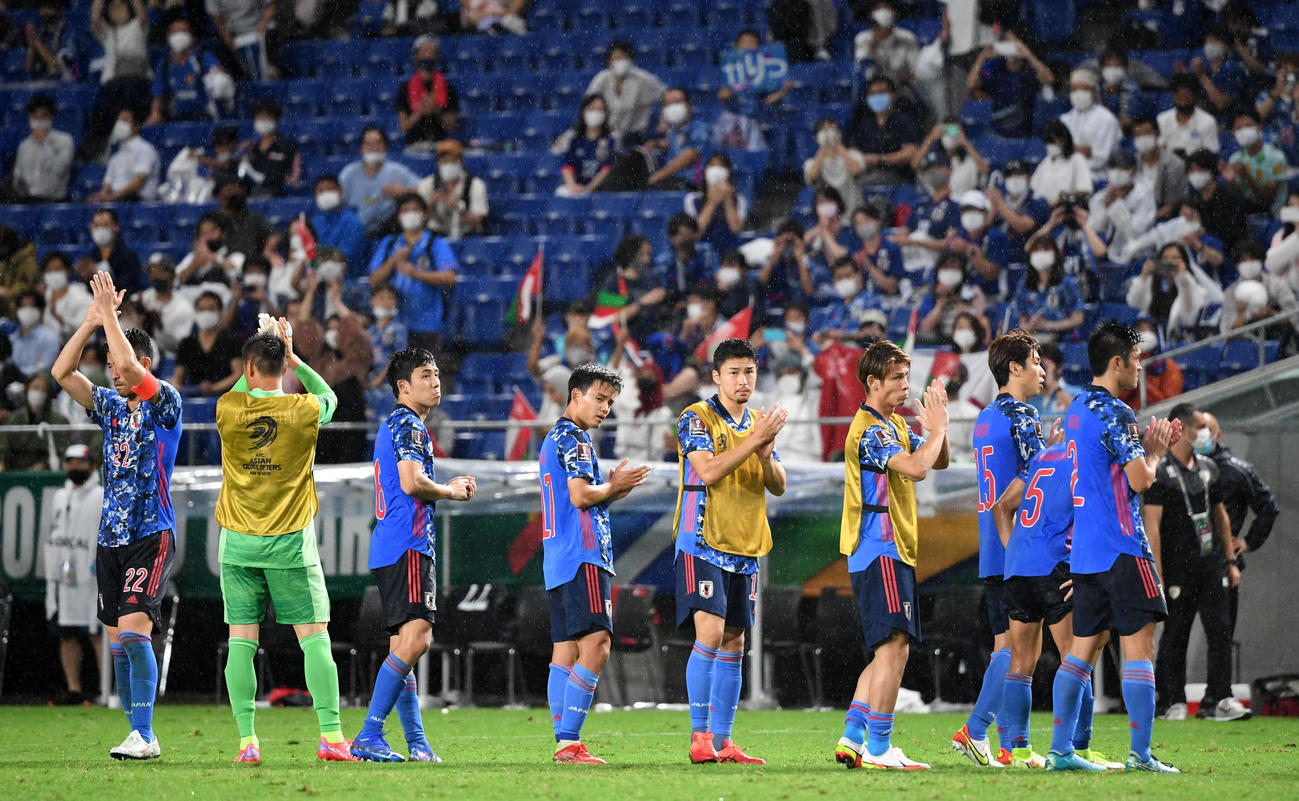 日本対オマーン　オマーンに敗れ肩を落とす日本代表イレブン（撮影・横山健太）