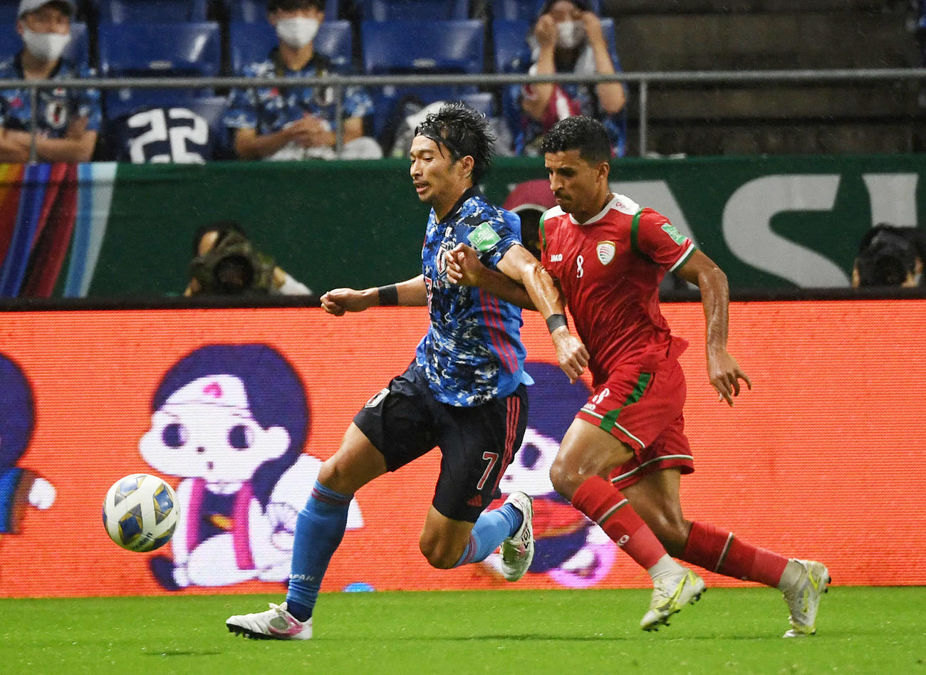 日本対オマーン　前半、オマーンのアグバリ（右）とボールを奪い合う柴崎（撮影・横山健太）