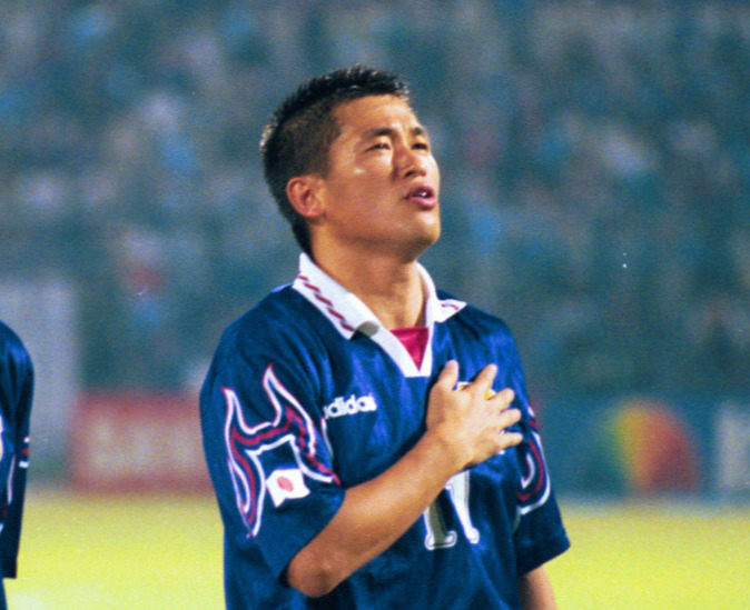 試合前に胸に手を当て君が代を聴く三浦知良（97年11月16日撮影）