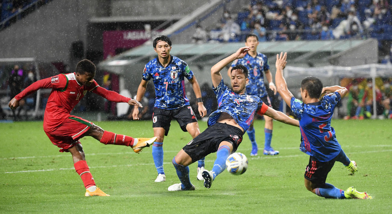 日本対オマーン　前半、ブロックする吉田（撮影・横山健太）