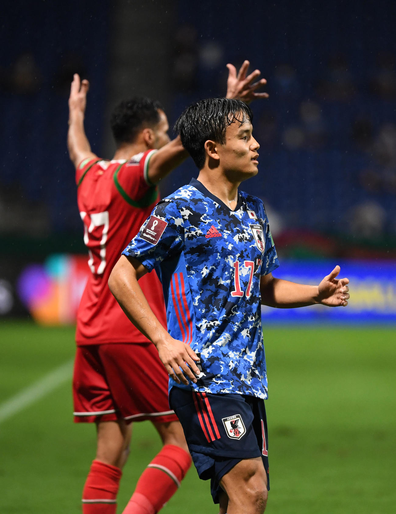 日本対オマーン　オマーンに敗れ肩を落とす久保（撮影・横山健太）
