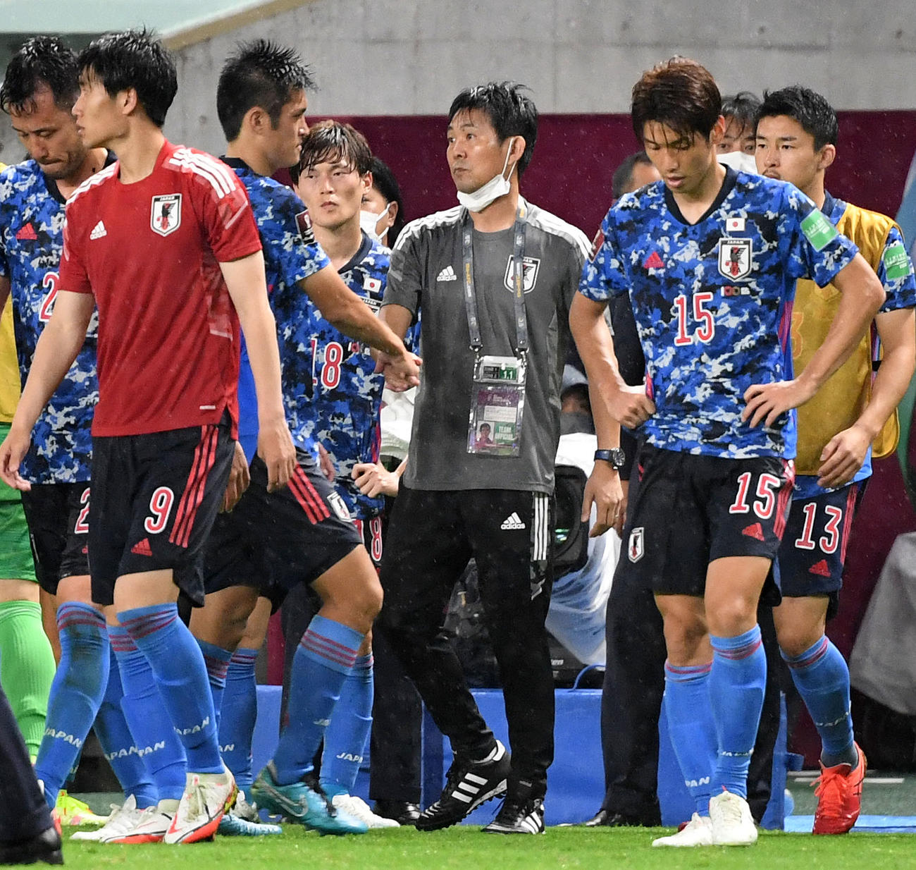 日本対オマーン　オマーンに敗れ険しい表情を見せる森保監督（中央）（撮影・横山健太）