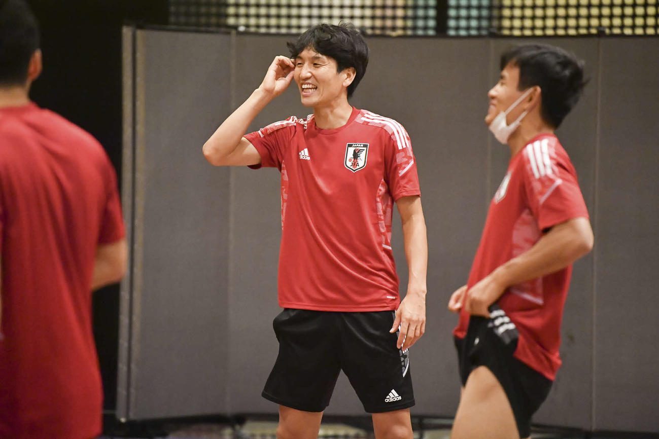 宿舎内での調整で笑顔を見せる原口。右は久保（JFA提供）
