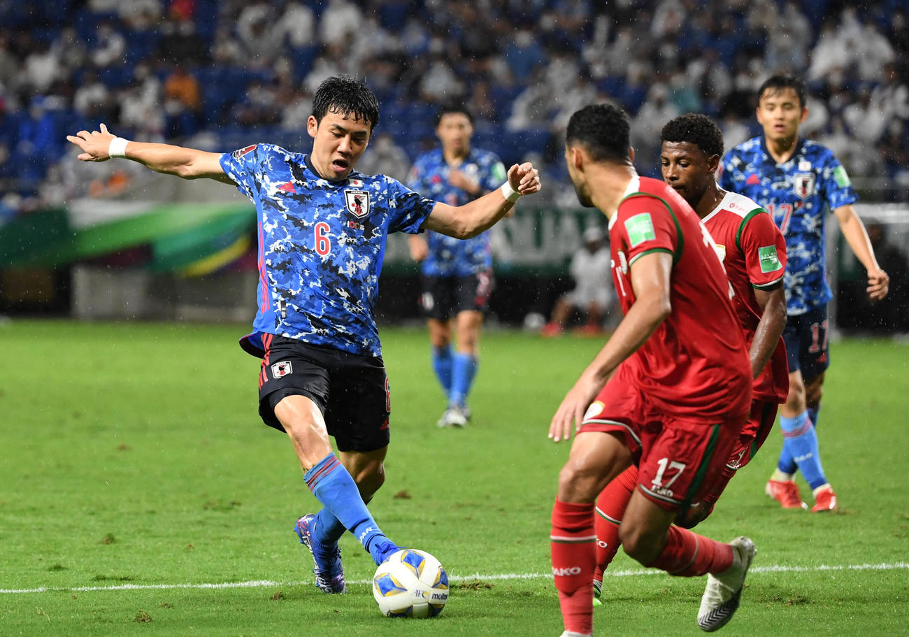 日本対オマーン　ドリブルする遠藤（2021年9月2日撮影）