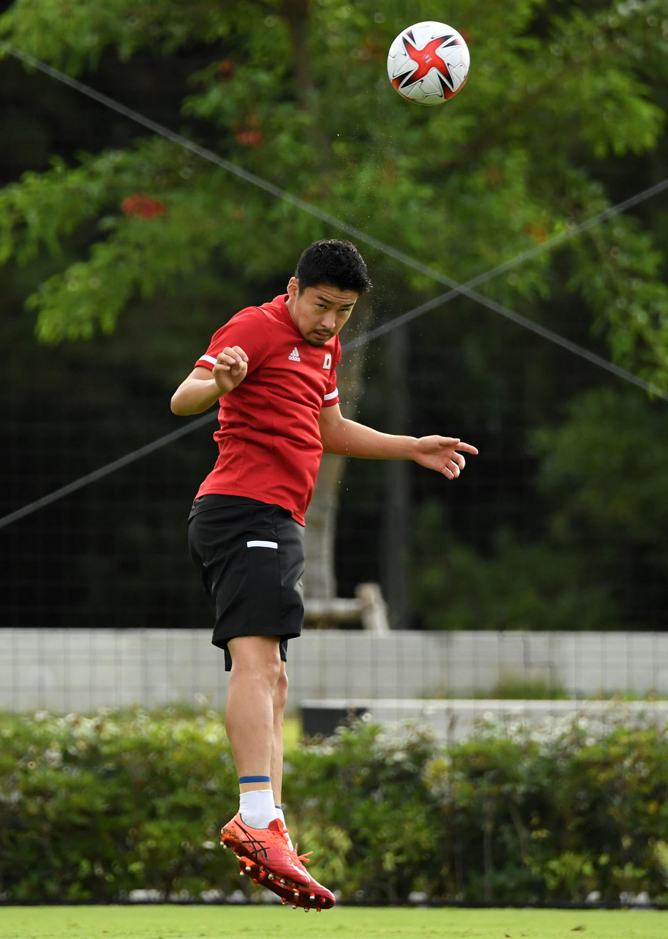 練習でヘディングする中山＝2021年8月2日
