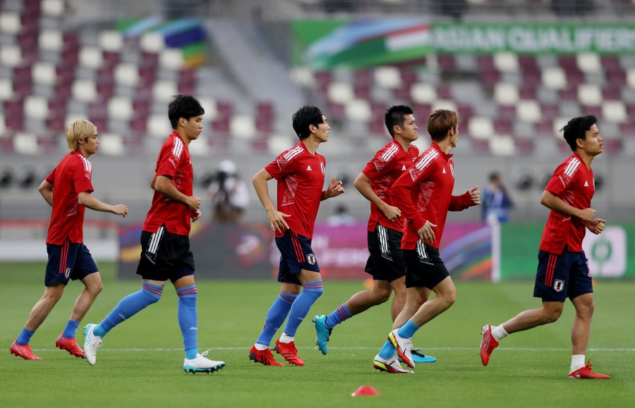 試合前練習する久保（右）ら日本代表（ロイター）
