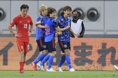 日本対中国　前半、先制ゴールを決めた大迫（右）は雄たけびを上げる。右から2人目が古橋、同3人目が伊東（AP）