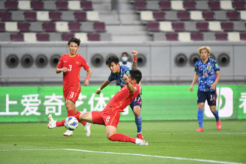 日本対中国　前半、シュートを放つ久保（中央奥）（C）JFA